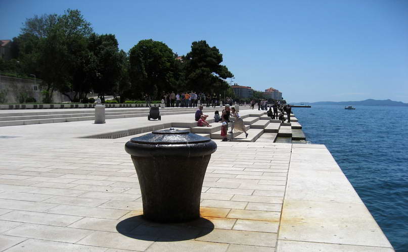 Kroatien-2010-001.JPG - die Meeresorgel von Zadar, über 70m verteilen sich 35 Röhren aus PE auf 7 Sektionen