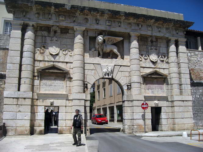 Kroatien-2010-006.JPG - das Landtor zur Altstadt von Zadar aus venezianischer Zeit mit dem Markuslöwen