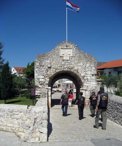 Kroatien-2010-015.jpg - eines der beiden Stadttore nach Nin