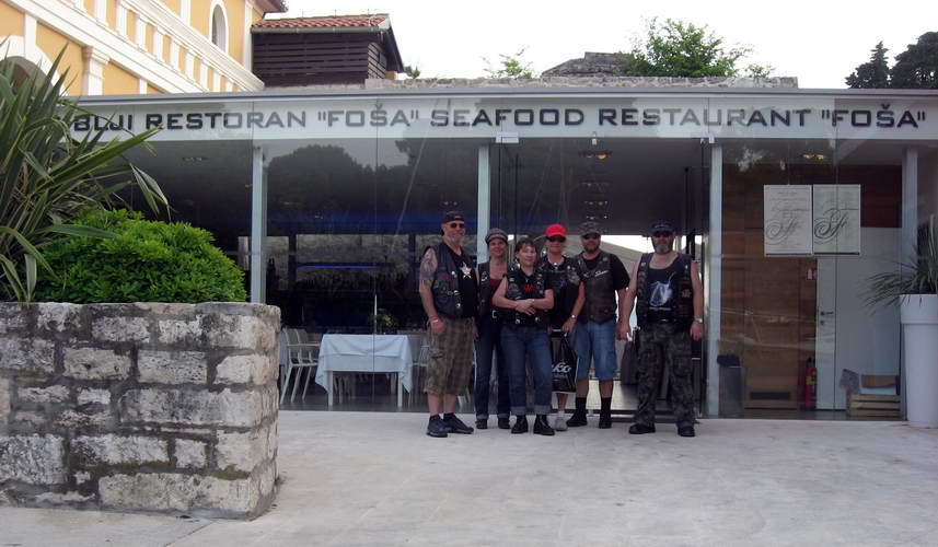 Kroatien-2010-087.JPG - vor der besten (und teuersten) Fischgaststätte von Zadar