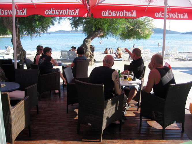 Kroatien-2011-088.jpg - wieder an einer Strandbar