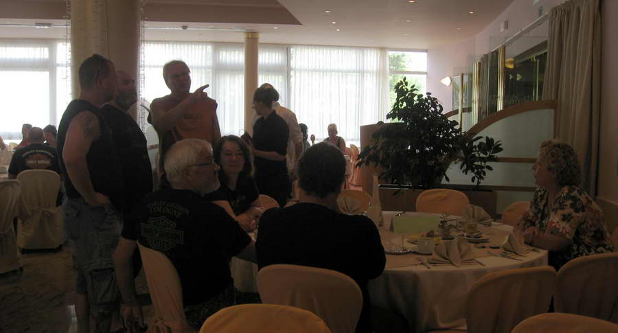 Kroatien-2011-112.jpg - abends im Hotel mit Membern des Neanderthal Chapters Germany