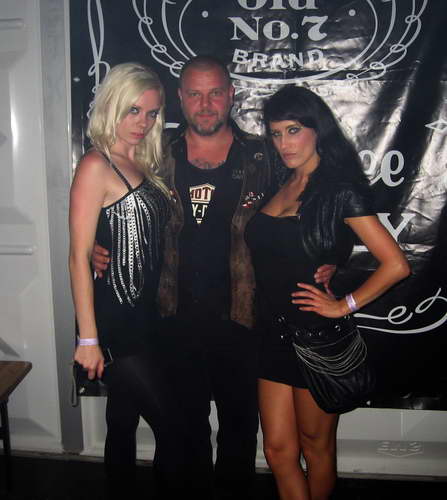 Kolberg-2010-60.jpg - unser Director mit Showgirls