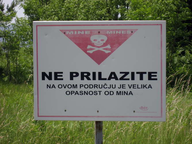 Kroatien-2010-104.JPG - noch immer liegen Minen auf den Feldern