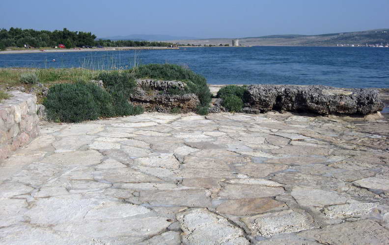 Kroatien-2010-128.JPG - am Hotelstrand