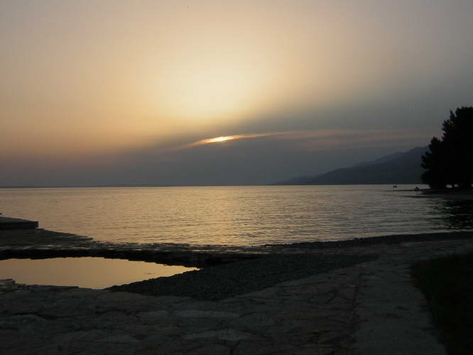 Kroatien-2010-129.jpg - abends am Hotelstrand