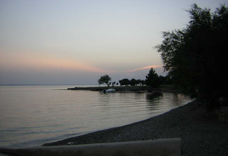 Kroatien-2010-131.jpg - abends am Hotelstrand