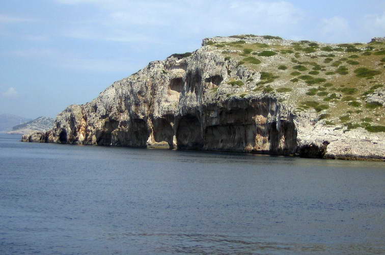 Kroatien-2010-140.jpg - Blick vom offenen Meer - der "Totenkopf" im Fels