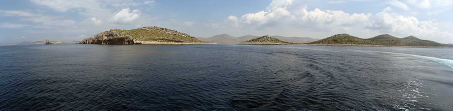 Kroatien-2010-141.jpg - Blick vom offenen Meer - der "Totenkopf" im Fels