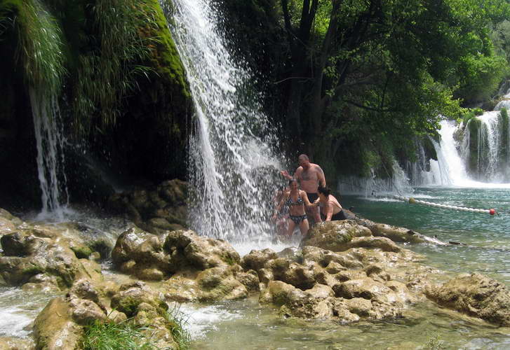 Kroatien-2010-159.JPG - Baden unter Wasserfällen in Krka