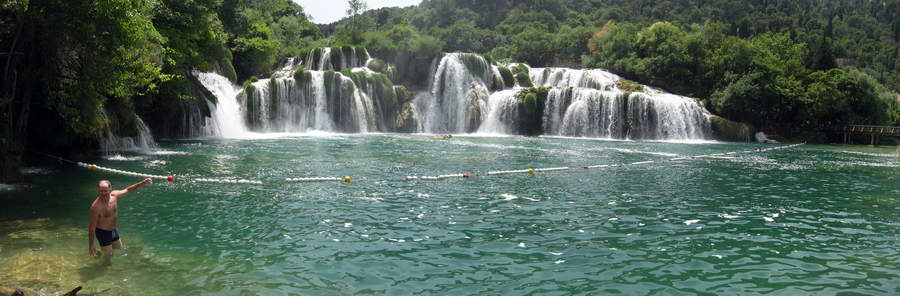 Kroatien-2010-161.jpg - Baden unter Wasserfällen in Krka