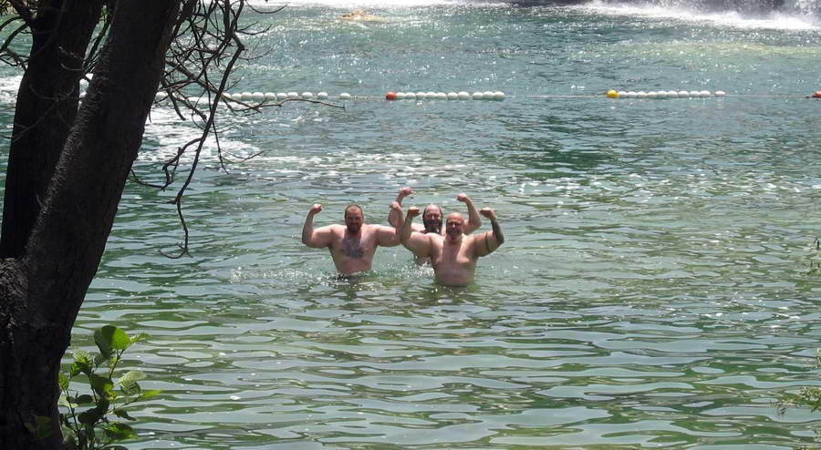 Kroatien-2010-162.jpg - Baden unter Wasserfällen in Krka