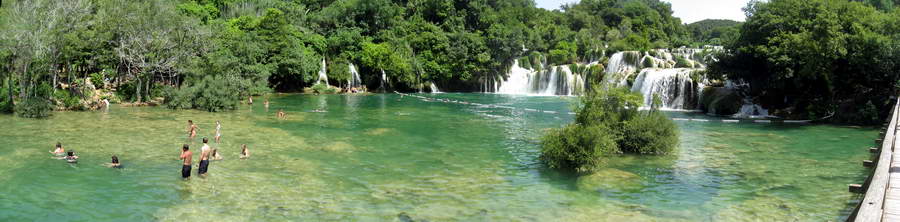Kroatien-2010-164.jpg - Baden unter Wasserfällen in Krka