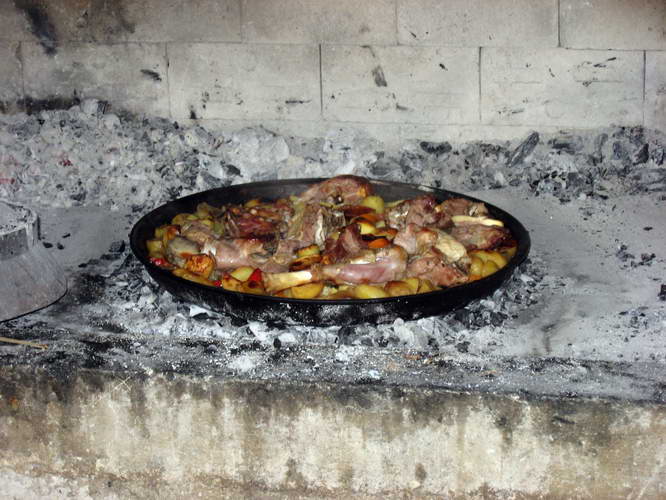 Kroatien-2010-171.JPG - Peka mit Lammfleisch