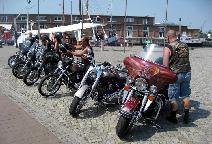 Kuebo-Juli-2010-12.jpg - Erfrischungspause in Wismar am Hafen