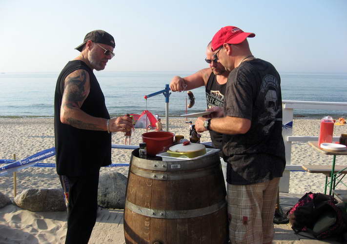 Kuebo-Juli-2010-19.jpg - Grillen am Strand