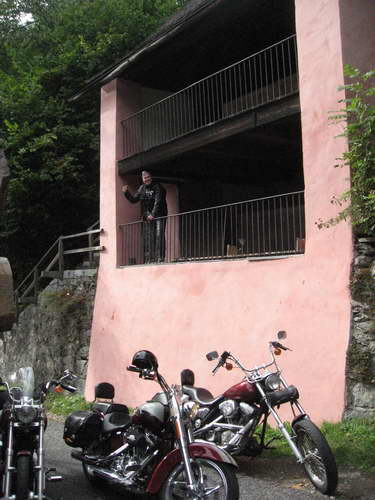 Faak-2011-072.jpg - auf dieser Seite sitzen die Kirchenbesucher, auf der anderen Seite im Altarraum der Prediger