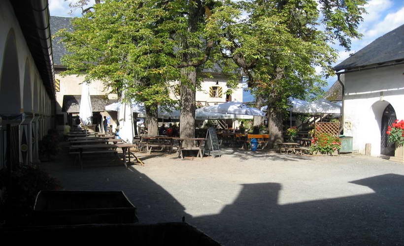 Faak-2011-095.JPG - der Burghof