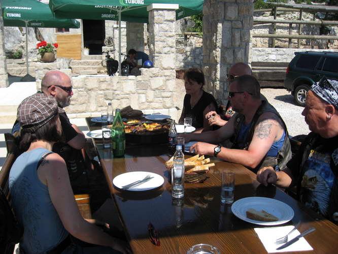 Kroatien-2011-085.jpg - Fleisch vom Lamm, Kalb und Huhn sowie Kartoffeln und Gemüse und alles aus eigener Produktion - unbedingt zu empfehlen