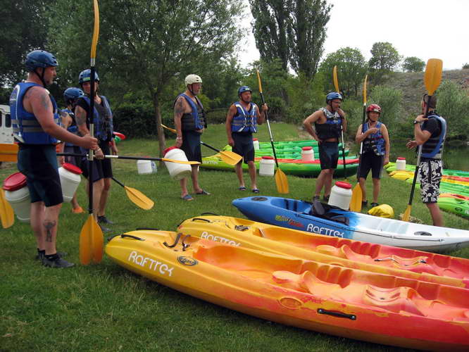 Kroatien-2011-089.JPG - eigentlich wollten wir mit einem Raft los, wegen niedrigen Wasserpegels gab es aber Kajaks