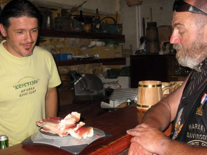 Kroatien-2011-133.jpg - Schinken und Ziegenkäse gab es auch