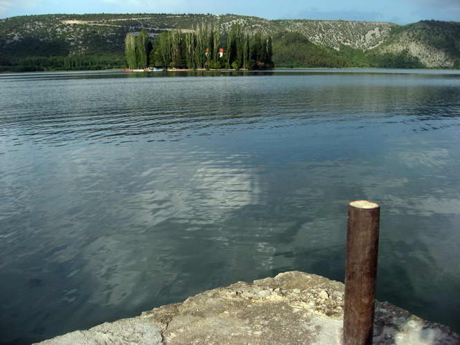 Kroatien-2011-138.jpg - die Klosterinsel Visovac mit Franziskanerkloster seit 1445 auf der Krka