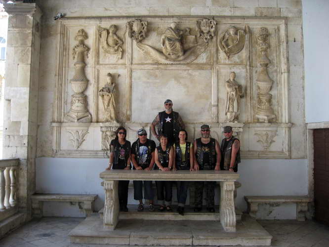 Kroatien-2011-143.jpg - Gruppenbild am Richtertisch