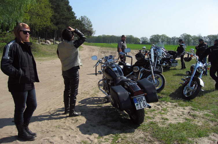 Osterausfahrt-2011-01.jpg - Treffpunkt mit Adi und Wolf am Holzaussichtsturm bei Blumenthal