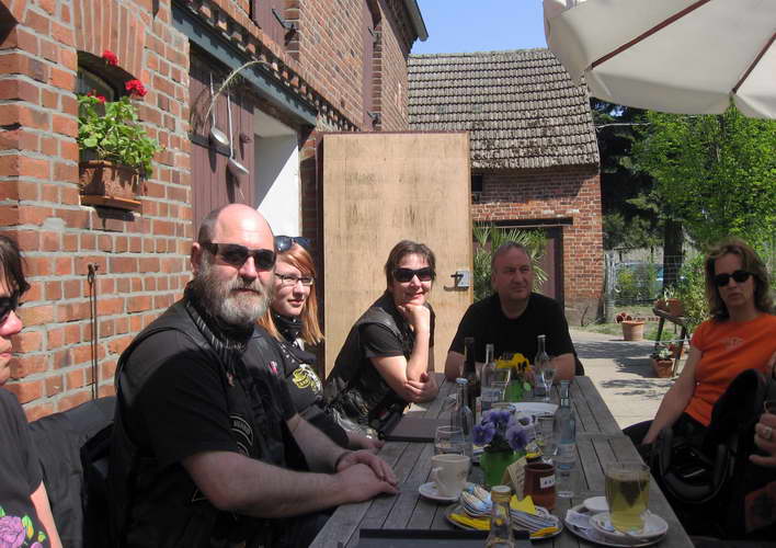 Osterausfahrt-2011-14.jpg - auf dem Straußenhof in Großderschau