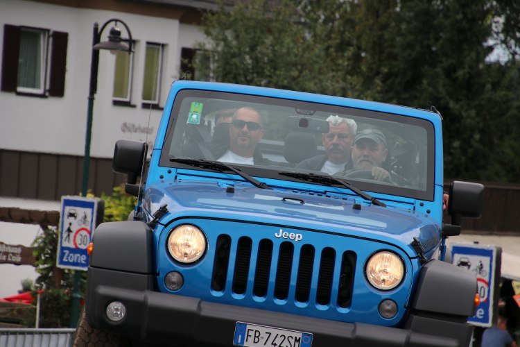 Faaker-See-2017-49.jpg - Fahrspass bei Jeep auch am Lenkrad