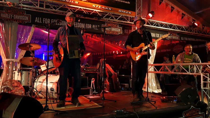 Faak-2018-062.jpg - Professer Washboard und Martin Friedenstab aus den USA spielen immer im Harley Village