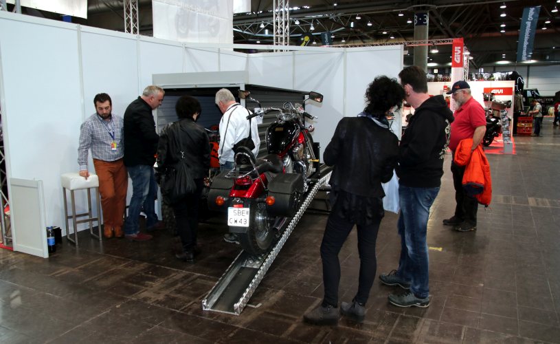 Leipziger-Motorradmesse-2018-08.jpg - eine kleine Mopped-Garage und eine pfiffige Verladehilfe