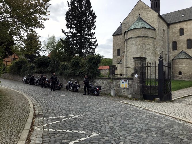 Maennertour-2018-03.JPG - Wir wollen die Stiftskirche St. Cyriakus besichtigen.