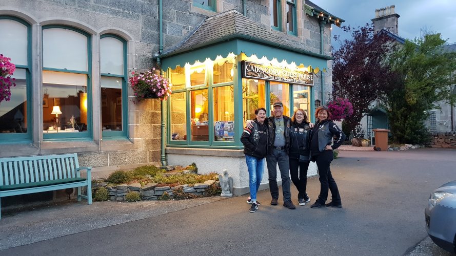 Schottland-2018-135.jpg - vor unserem Heim in Aviemore nach dem Pubbesuch