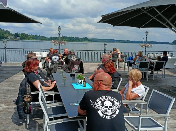 Kuebo und Mannes Beerdigung-01.jpg