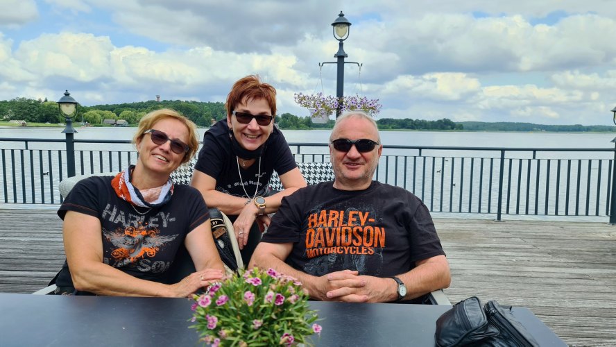 Kuebo und Mannes Beerdigung-02.jpg