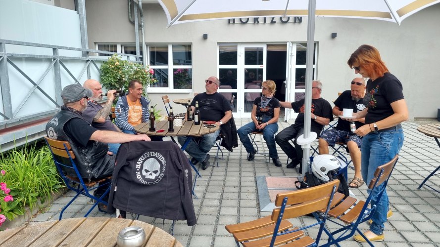 Kuebo und Mannes Beerdigung-03.jpg