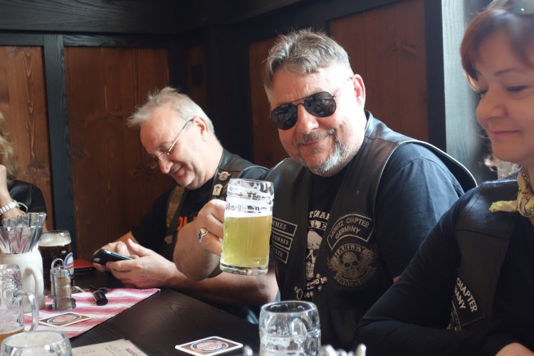 Kuebo und Mannes Beerdigung-07.jpg