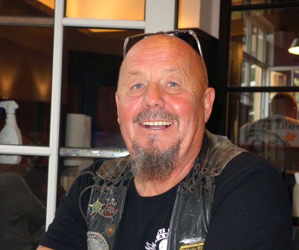 Kuebo und Mannes Beerdigung-08.jpg