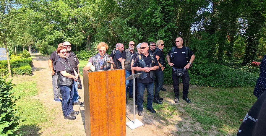 Kuebo und Mannes Beerdigung-14.jpg