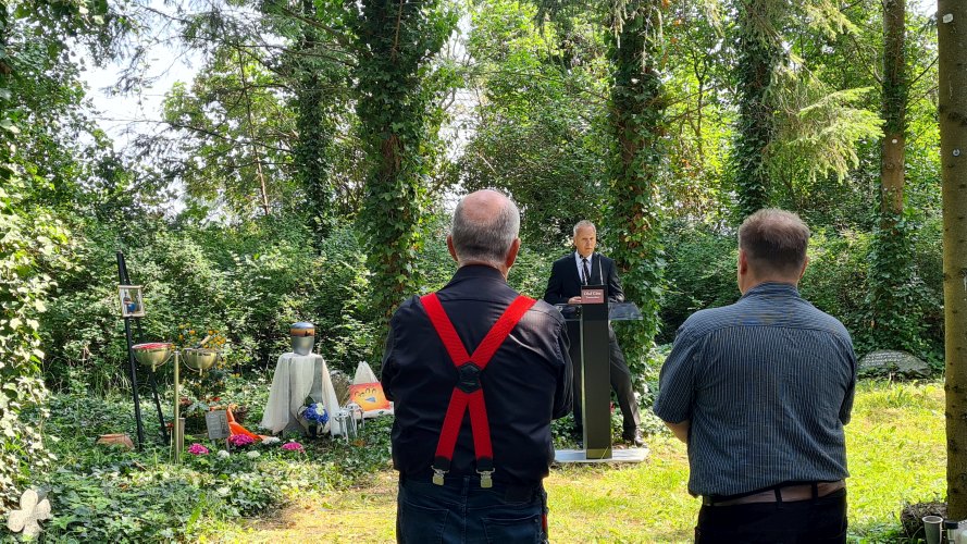 Kuebo und Mannes Beerdigung-15.jpg