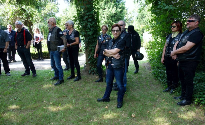 Kuebo und Mannes Beerdigung-20.jpg