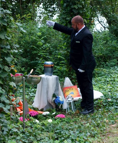 Kuebo und Mannes Beerdigung-21.jpg