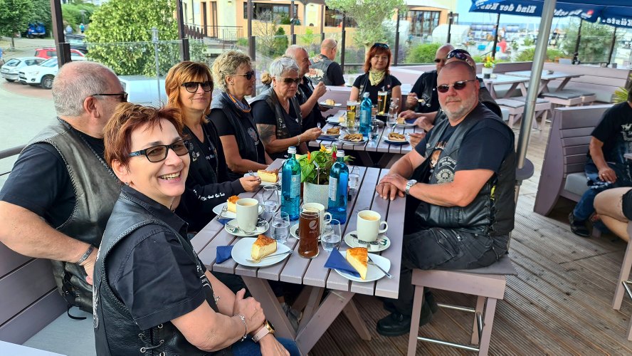 Kuebo und Mannes Beerdigung-25.jpg