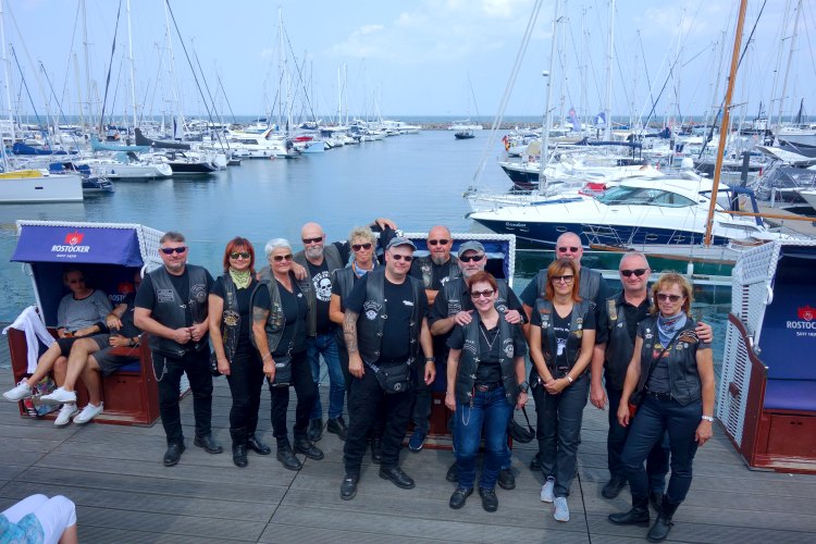 Kuebo und Mannes Beerdigung-26.jpg