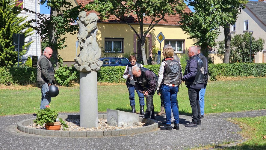 Tour zum Koenigsgrab bei Seddin-03.jpg