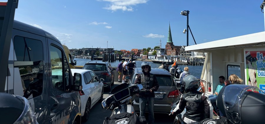 Urlaub-2025-001.jpg - auf der Priwallfähre