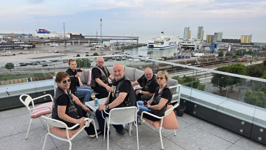 Urlaub-2025-043.jpg - auf der Dachterasse unseres Hotels in Ystad am Fährhafen