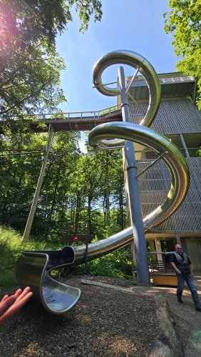 Urlaub-2025-095.jpg - mit der Rutsche geht es wieder hinab