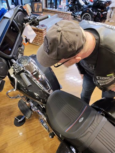 Harley-Night-03.jpg - 1CE41663-2746-45C6-B270-4FA8166D19E7